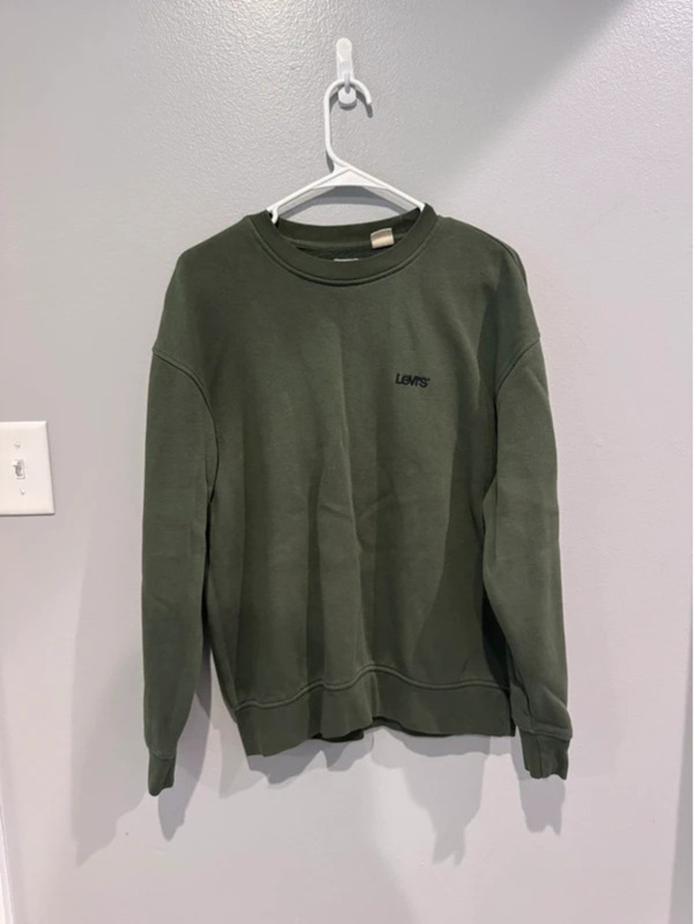 Levi’s women’s crewneck size small, relaxed fit